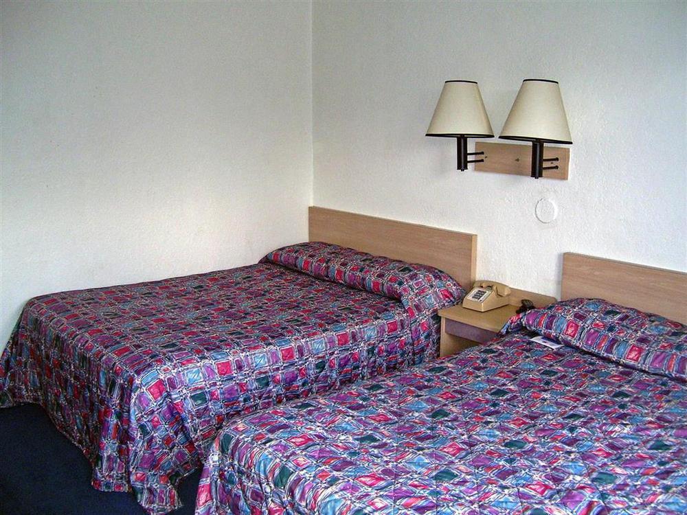 Park Inn By Radisson, Lakewood Room photo